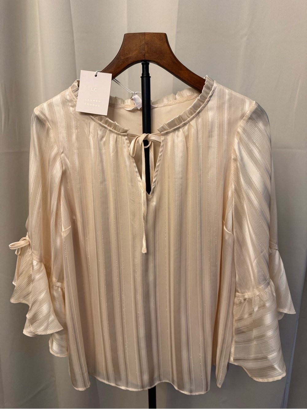 LC Lauren Conrad Cream Tie-Neck Ruffle Sleeve Striped Blouse Size L Large NWT